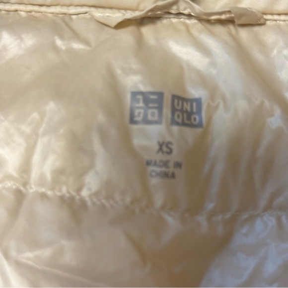 Uniqlo Womens Ultra Light Down Vest Cream Packable Fall Winter XS Casual Outdoor - Picture 12 of 15